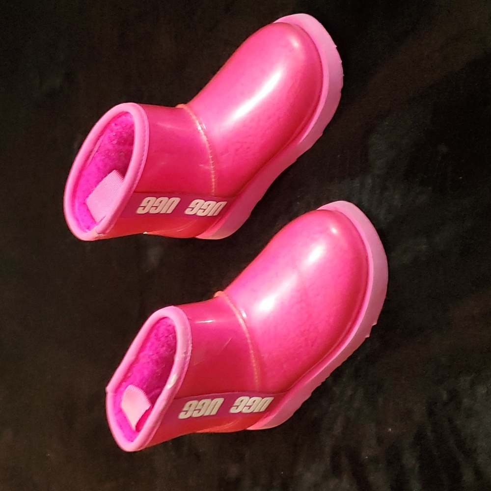 Girls UGG pink boot